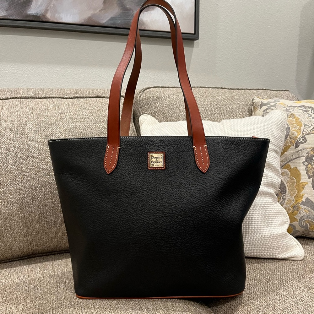 Dooney & Bourke Large Zip shopper. Black, gold hardware. Clean & smoke free.